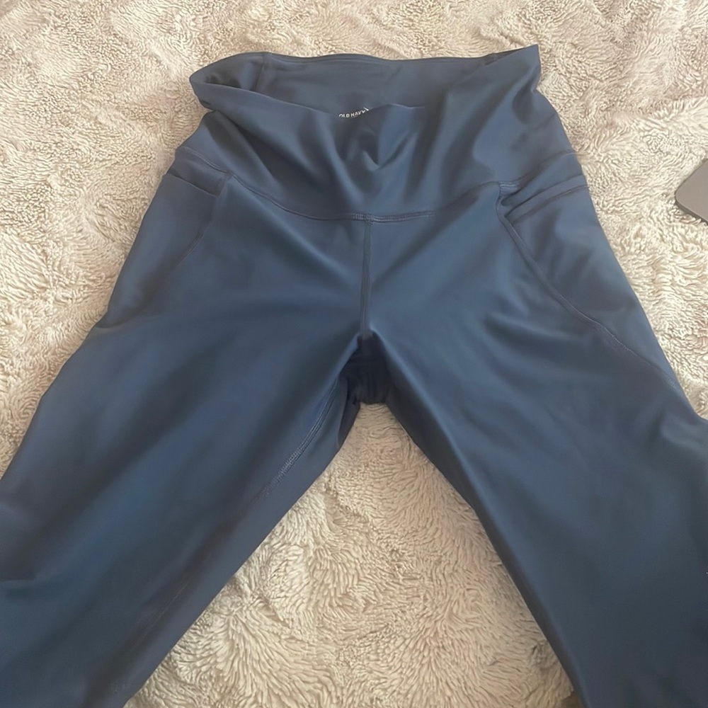 Old Navy- Blue Elevate Leggings, Size small, With pockets, 7/8 leggings